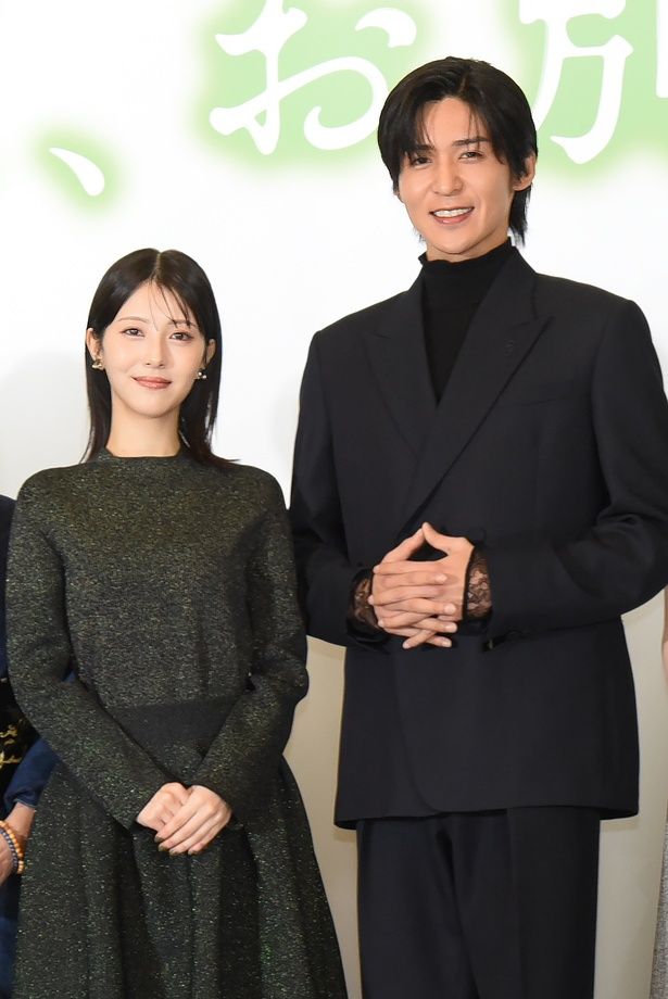 【写真を見る】「同世代の俳優の中でもっとも浮ついていないおふたりです」と紹介された浜辺美波と目黒蓮 撮影：ソムタム田井