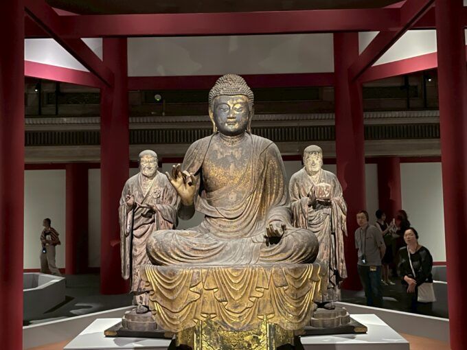 国宝 運慶作 弥勒如来坐像（中央）世親菩薩立像（左）無著菩薩立像（右）※報道向け内覧会で撮影