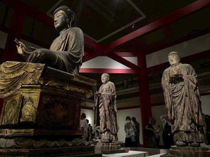 国宝 運慶作 弥勒如来坐像（左）世親菩薩立像（中央）無著菩薩立像（右）※報道向け内覧会で撮影