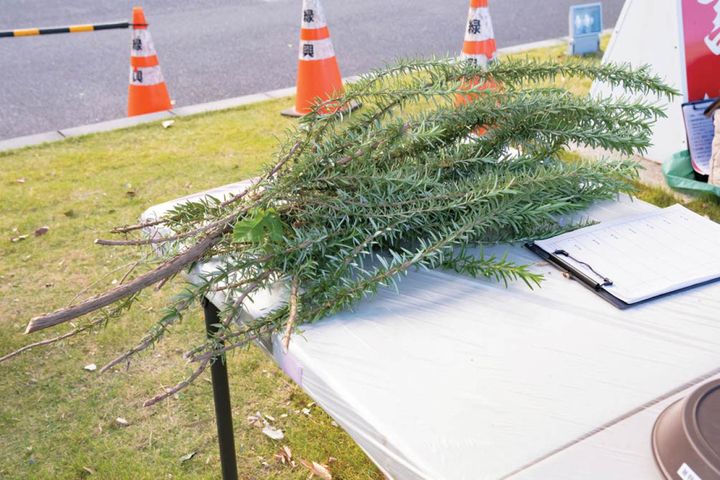 特に香りの高いハーブ類の剪定枝は利用価値大。メンバーにも大人気で、みんなで分けて持ち帰るそう。