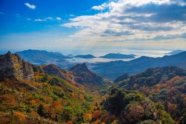 1年を通してさまざまな山の景色が楽しめる/寒霞渓の紅葉 画像提供：寒霞渓ロープウェイ