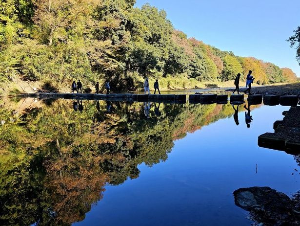 水面に映る彩りも楽しめる/嵐山渓谷の紅葉 画像提供：嵐山町観光協会