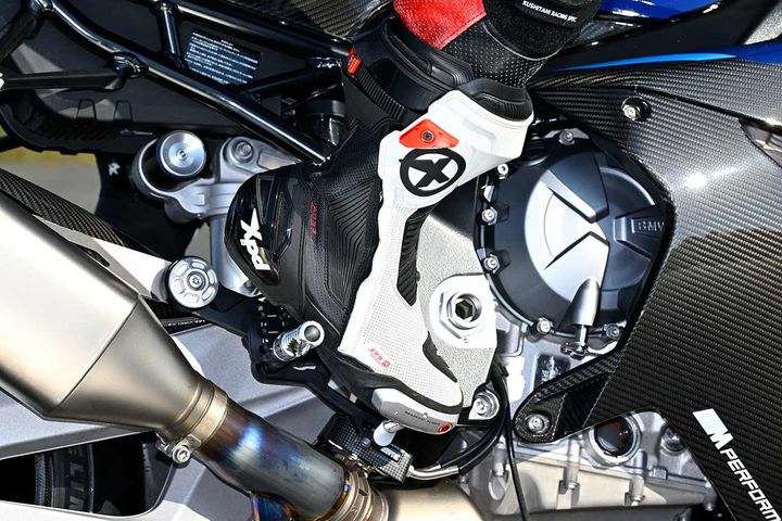 【旋回中はペダルの踏み方に工夫が必要】右コーナーでは、ストレートと同じように足を置いてペダルを踏もうとすると、深いバンク角のときにブーツを擦りやすくなります。足を斜めに置くなどの工夫を!