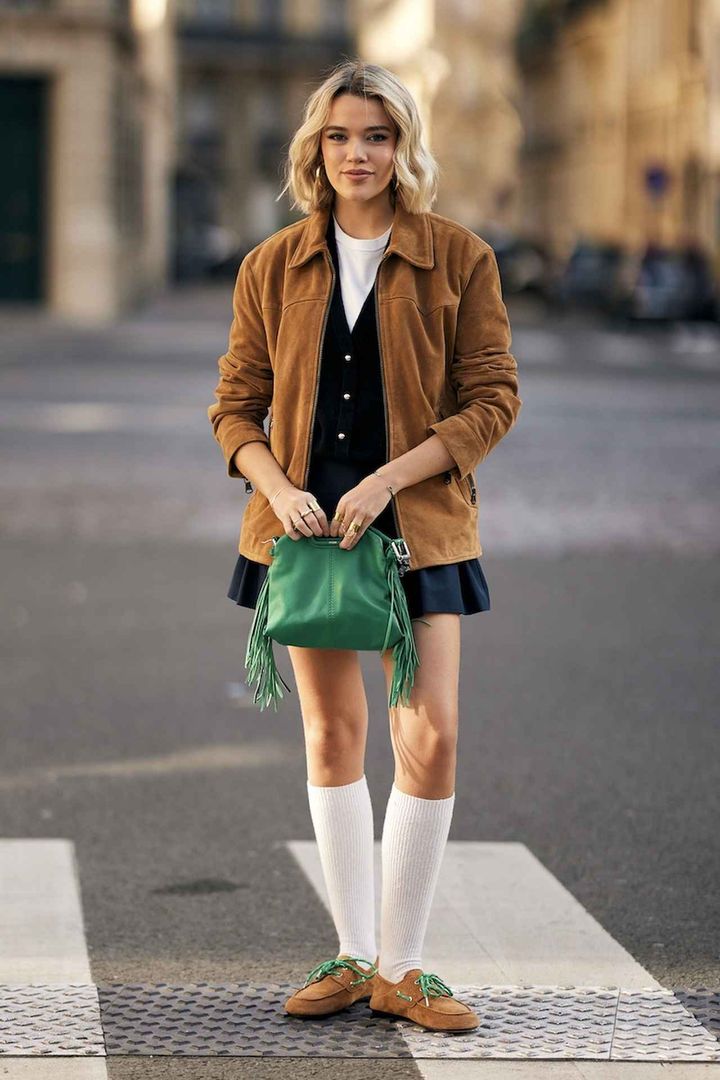 画像: 白のリブハイソックスで清潔感を引き上げ