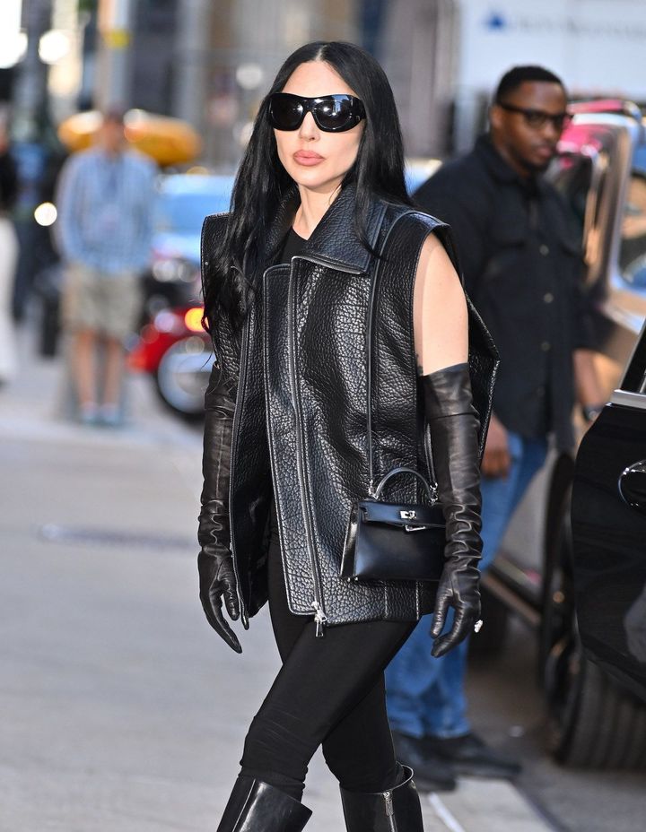 2025年9月、オール黒のクールなゴススタイルでも「ミニケリー」が存在感を発揮。