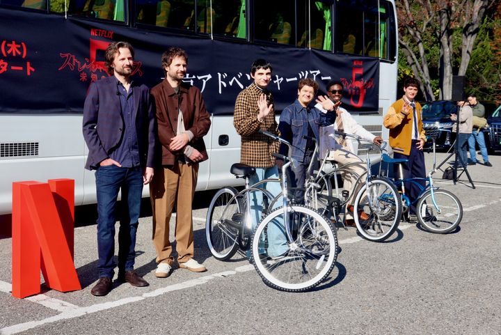 （左から）マット＆ロス・ダファー、フィン・ヴォルフハル、ゲイテン・マタラッツォ、ケイレブ・マクラフリン、ノア・シュナップ 「『ストレンジャー・シングス 5』アドベンチャーツアー」の様子 クランクイン！ width=