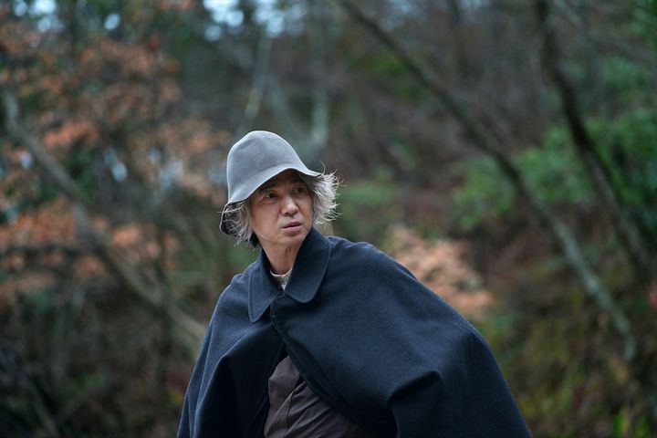 NHK版金田一耕助シリーズ第5弾『悪魔の手毬唄』金田一耕助を演じる吉岡秀隆 （C）NHK width=