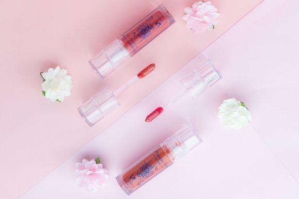 亜土ちゃんのイラスト入りティントは、ポーチに入れておくだけで気分が上がりそう