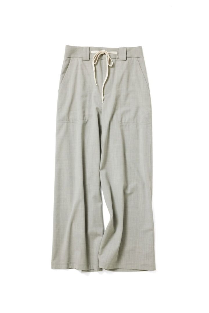 パンツ¥22,000／バナナ・リパブリック