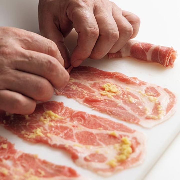 端からくるくると巻く(a)