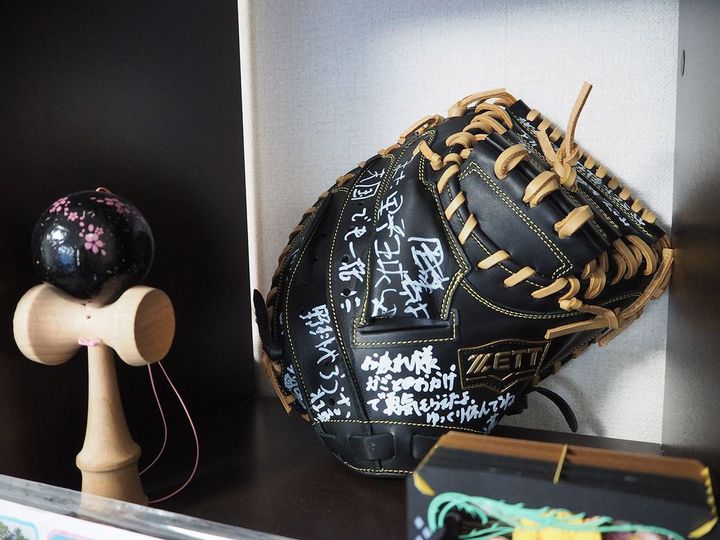 仲間からのメッセージが書かれた“グローブ” 樺嵯斗さんの部屋で