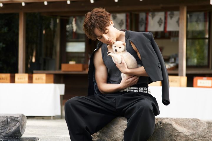 白濱亜嵐、筋肉ムキムキなランニング姿で子犬を優しく抱っこ『ロマンティック・キラー』でロマンティック男子に