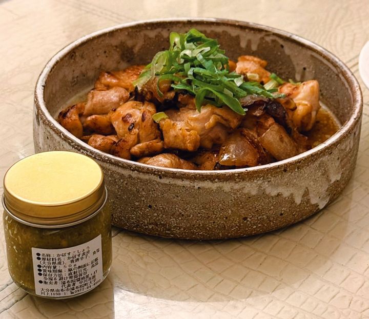 ななみさんが、料理とお酒が大好きなカナカさんに選んだかぼす胡椒を使った鶏肉の炒め物。