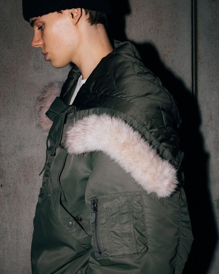 裏地にはブランドの象徴である“波キルト”パターンを採用し、WILD THINGSらしいアウトドアのエッセンスをプラス。