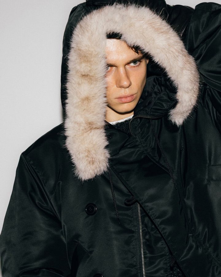 フライトジャケットが持つ武骨さに、アウトドアウェアの機能性と軽快さを掛け合わせた、〈BEAMS〉だけのスペシャルアイテムに仕上がっている。本作は、11月8日（土）よりBEAMS取扱店舗およびビームス公式オンラインショップにて発売する。