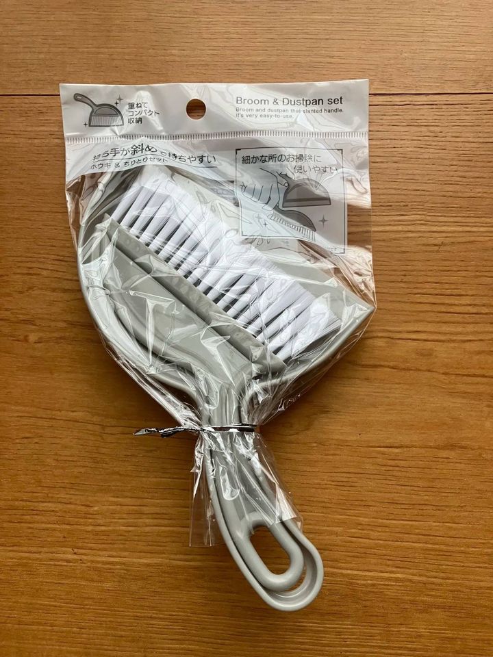 Seria(セリア)：持ち手が斜めのホウキ＆ちりとりセット