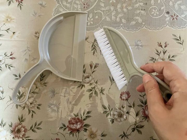 Seria(セリア)：持ち手が斜めのホウキ＆ちりとりセット