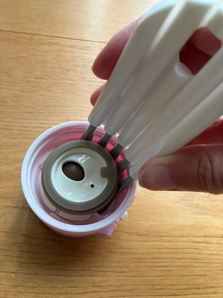 DAISO(ダイソー)：曲がるキッチンブラシ