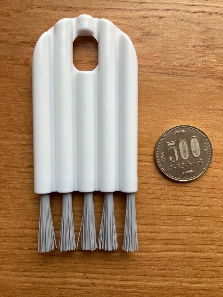 DAISO(ダイソー)：曲がるキッチンブラシ