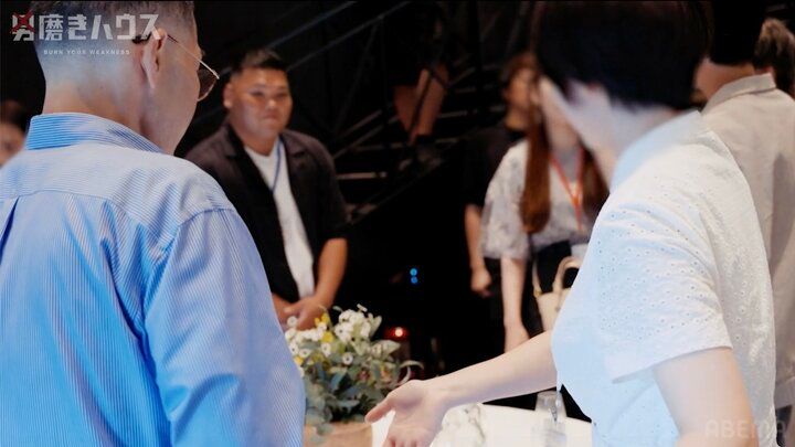 【写真・画像】38歳子供部屋おじさん、街コンでミステリアス美女と良い雰囲気になるも…“邪魔者”が入り悲壮な表情に 2枚目