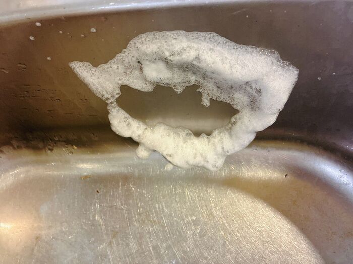 【セリア】進化系シールに「天才！」と主婦が拍手喝采したワケ。貼るだけで家事がスムーズに！