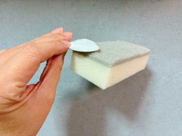 【セリア】進化系シールに「天才！」と主婦が拍手喝采したワケ。貼るだけで家事がスムーズに！