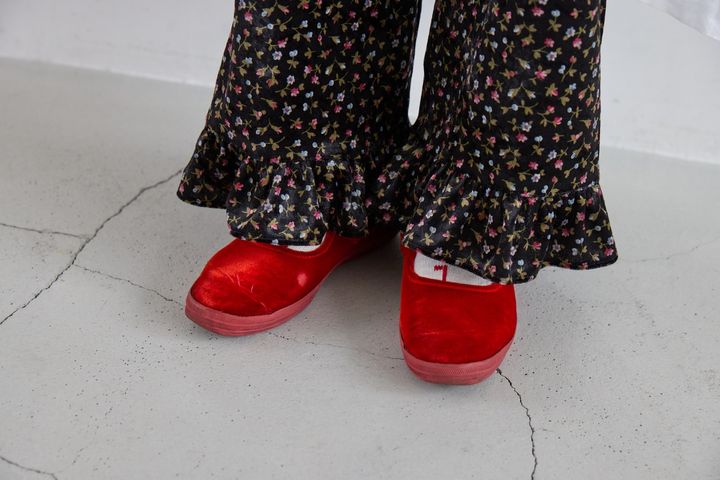 小花柄のフリルパンツに合わせた、ケッズ × ビュルデサボンの赤ベロアのストラップシューズ
