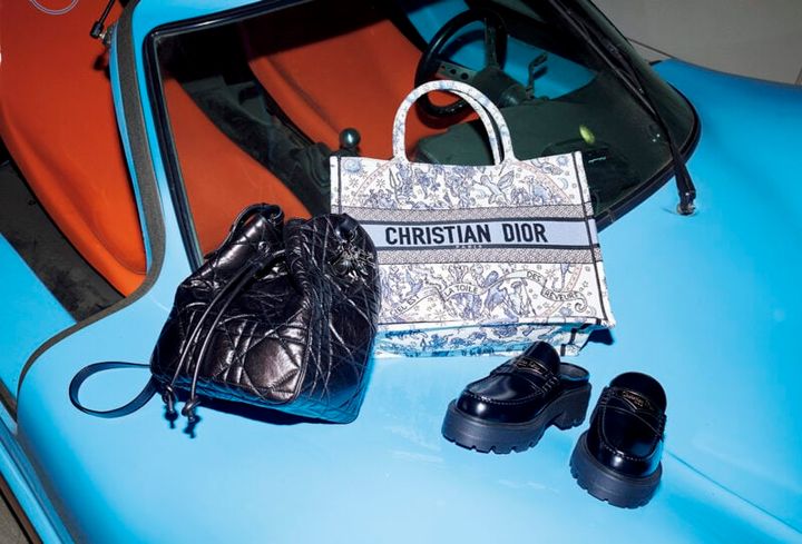 上：バッグ『ディオール ブックトート』［H27.5×W36×D16.5］￥500,000、左下：バッグ『D-モーション』［H24×W23×D13］￥630,000※参考価格、右下：シューズ［H5.5］￥155,000（すべてディオール／クリスチャン ディオール）