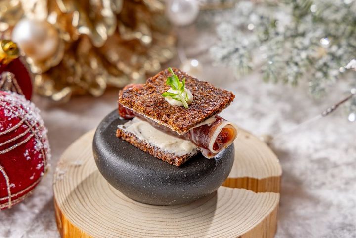 生ハム、アニスと林檎のチャツネ 焦がしバターのパンパーニッケルサンドイッチバイツ 