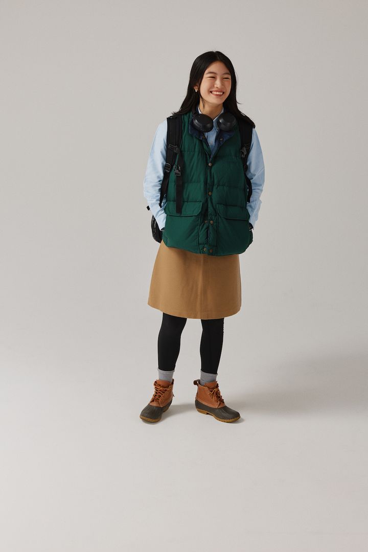 そろそろブーツの出番！《コロンビア》のダウンベスト×スカートと合わせたキャンパスルック【FUDGE FRIEND おしゃれさんの毎日コーディネート vol.620｜ 栁沼芽以】