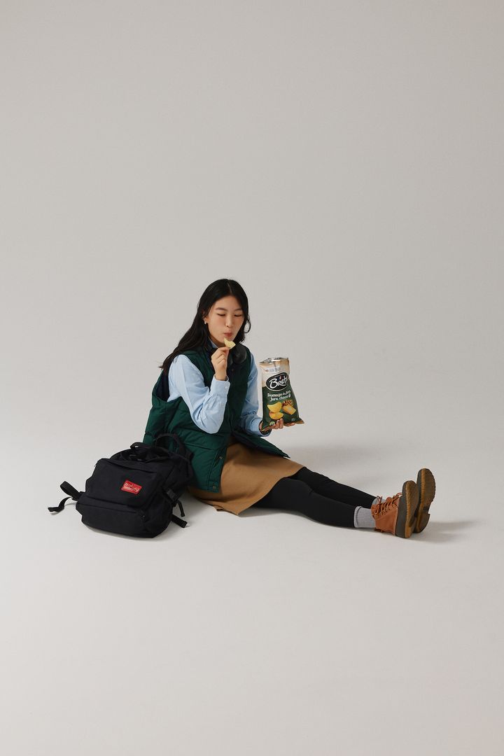 そろそろブーツの出番！《コロンビア》のダウンベスト×スカートと合わせたキャンパスルック【FUDGE FRIEND おしゃれさんの毎日コーディネート vol.620｜ 栁沼芽以】