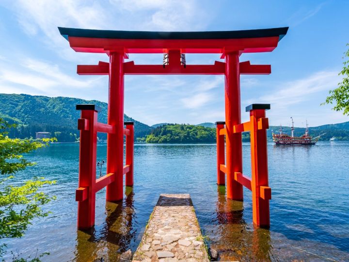 All About ニュース編集部が全国250人を対象に実施した好き＆行ってみたい寺社仏閣に関するアンケートの調査結果から、好き＆行ってみたい「神奈川県の寺社仏閣」ランキングを発表！ 2位「箱根神社」を抑えた1位は？（サムネイル画像出典：PIXTA）