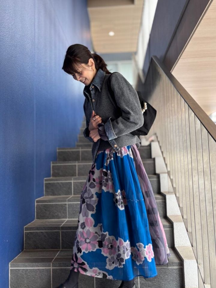 ブルー、ピンクを基調とした大きめの花柄スカート