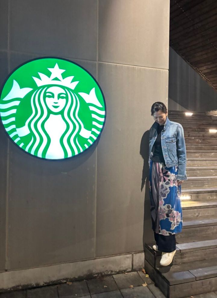 ブルー、ピンクを基調とした大きめの花柄スカート