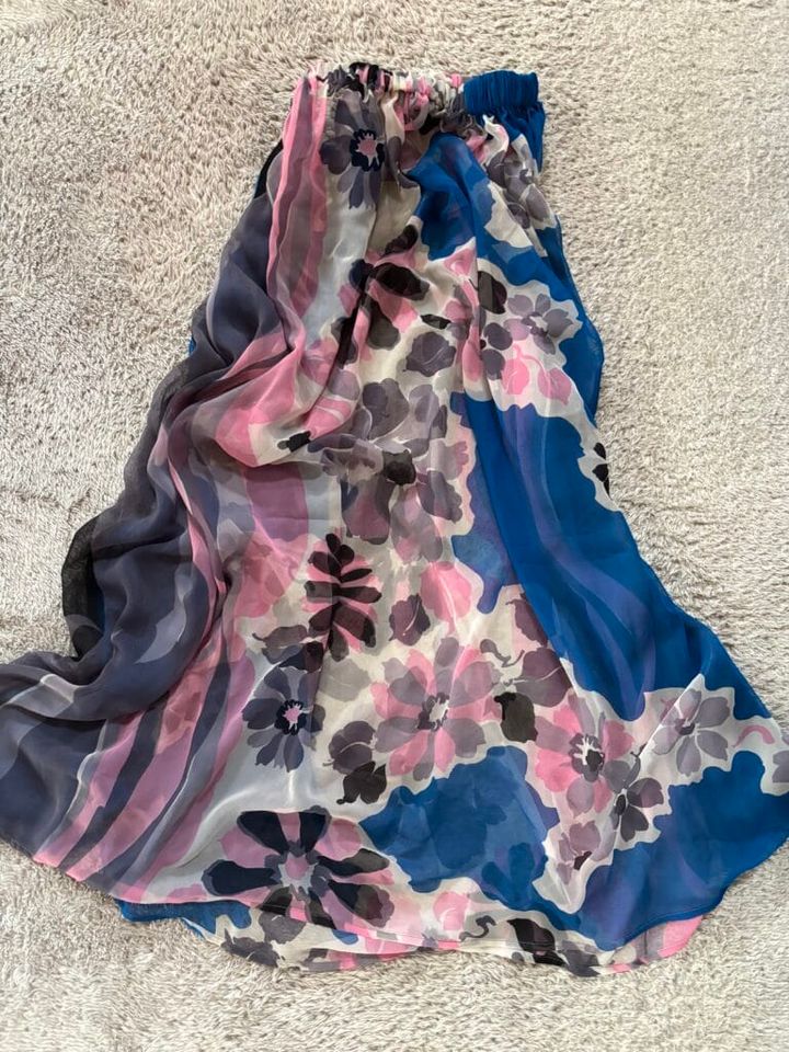 ブルー、ピンクを基調とした大きめの花柄スカート