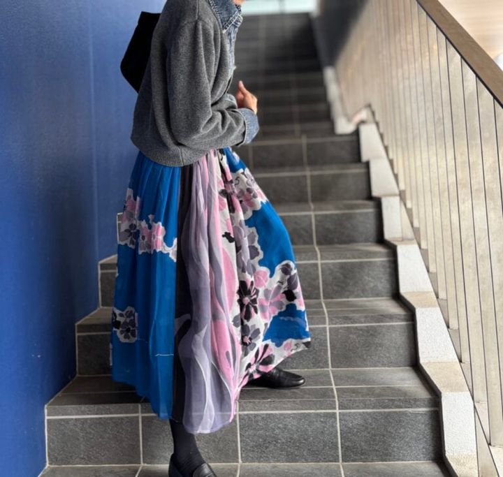ブルー、ピンクを基調とした大きめの花柄スカート