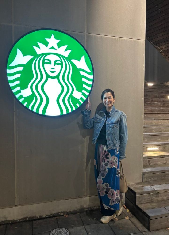 ブルー、ピンクを基調とした大きめの花柄スカート