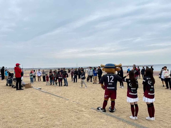 画像: 昨年秋の須磨海岸清掃活動の様子（株式会社LIFULL提供）