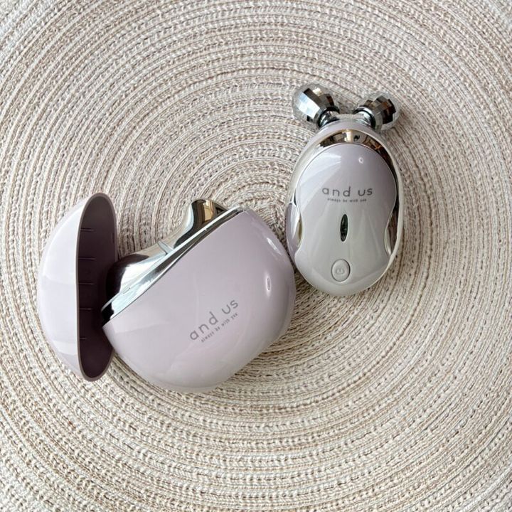 （右）and us EMS美顔ローラー 3300円、（左）and us リフトケアEMSカッサ 3850円