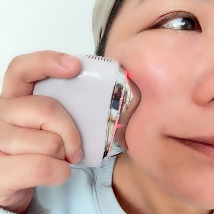 3COINS「リフトケアEMSカッサ」の赤色モードを使用中