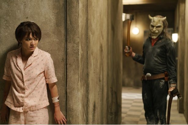 成長したフィニーとグウェンの兄妹がたどり着く、おぞましい真実とは… [c]2025 Universal Studios. All Rights Reserved.