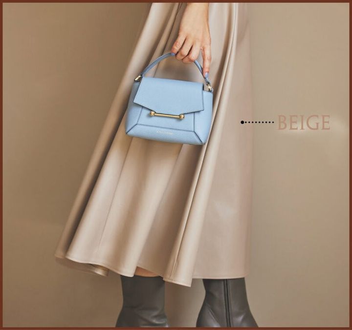 ブラウン系の濃淡コーデで洗練された美しさと遊び心を両立。スカート3万5200円※11月展開予定3万5200円（マルティニーク／マルティニーク ルミネ横浜） バッグ7万9200円（ストラスベリー） ブーツ8万300円（カチム）