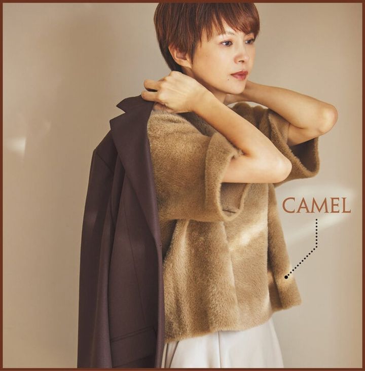 ブラウン系の濃淡コーデで洗練された美しさと遊び心を両立。ジャケット8万5800円（ジェイドット／ジェイドット 自由が丘八雲店） ニット6990円（アンフィーロ／オンワード樫山） スカート3万5200円※11月展開予定3万5200円（マルティニーク／マルティニーク ルミネ横浜）