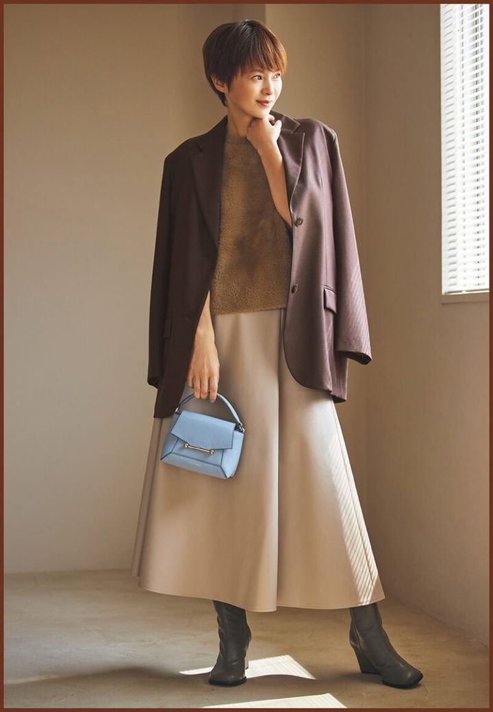 ブラウン系の濃淡コーデで洗練された美しさと遊び心を両立。ジャケット8万5800円（ジェイドット／ジェイドット 自由が丘八雲店） ニット6990円（アンフィーロ／オンワード樫山） スカート3万5200円※11月展開予定3万5200円（マルティニーク／マルティニーク ルミネ横浜） バッグ7万9200円（ストラスベリー） ブーツ8万300円（カチム）