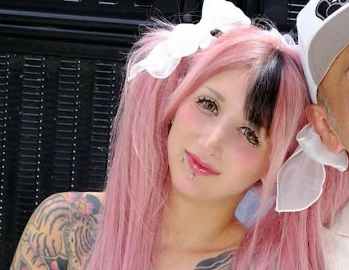 【写真・画像】タトゥーびっしりの職人ギャル、20歳年上夫とのラブラブなウエディングフォトを公開 1枚目