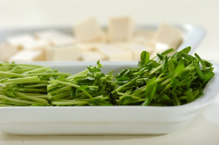 豆腐と豆苗のみそ汁の下準備1