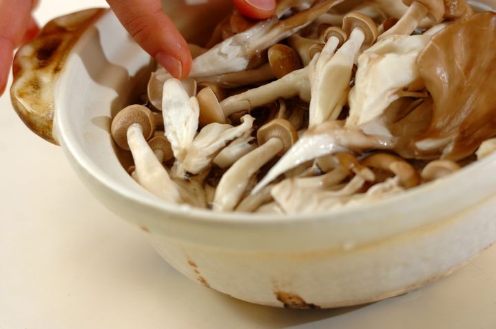 キノコの土鍋炊き込みご飯の作り方1