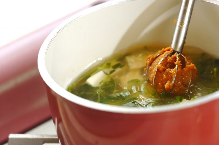 豆腐と豆苗のみそ汁の作り方2