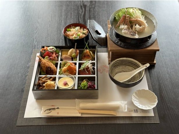 「さくらの宿 一膳」の代表・深沢善久さん監修による九種玉手箱のお花見弁当 画像提供：河津町観光協会