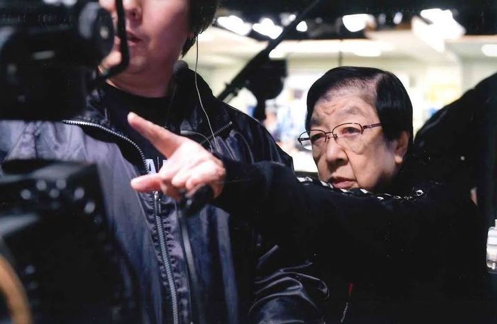 演出する石井ふく子さん。